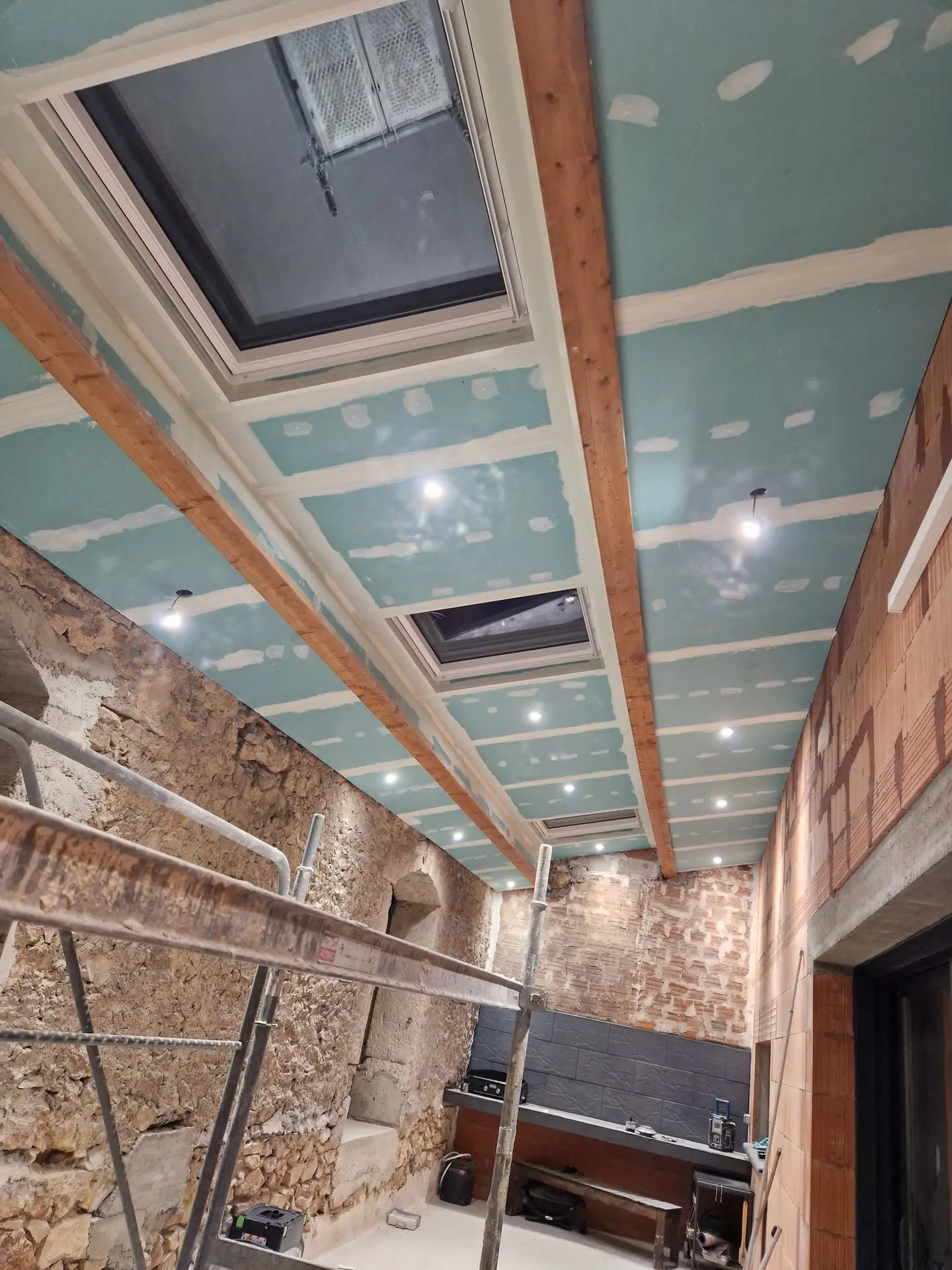 Pose de vélux et faux plafond en placo hydrofuge "plaquiste jointeur"